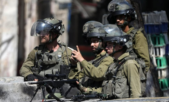 القدس تحت وطأة التنكيل: الاحتلال يعتقل شابين من العيزرية بذريعة واهية من مستوطن