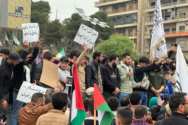 آلاف الطلاب في جامعة حلب خرجوا منددين بقانون إعدام الأسرى الفلسطينيين (الجزيرة)