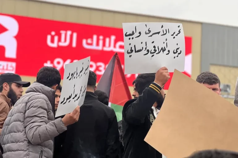 سوريون يتظاهرون ضد قانون إعدام الأسرى الفلسطينيين ويطالبون بالحرية لهم (الجزيرة)