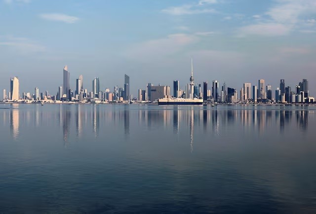 الكويت: أضرار بعد تعرض محطة كهرباء وتقطير مياه لهجوم إيراني