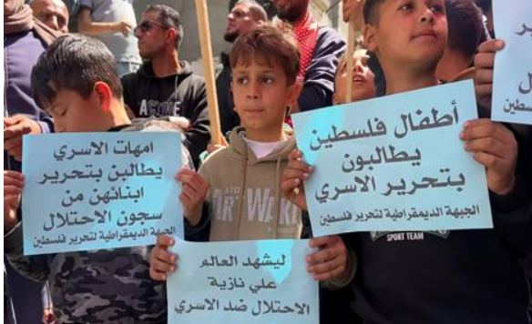 نداء من قلب النصيرات.. وقفة جماهيرية حاشدة وسط غزة دعماً للأسرى