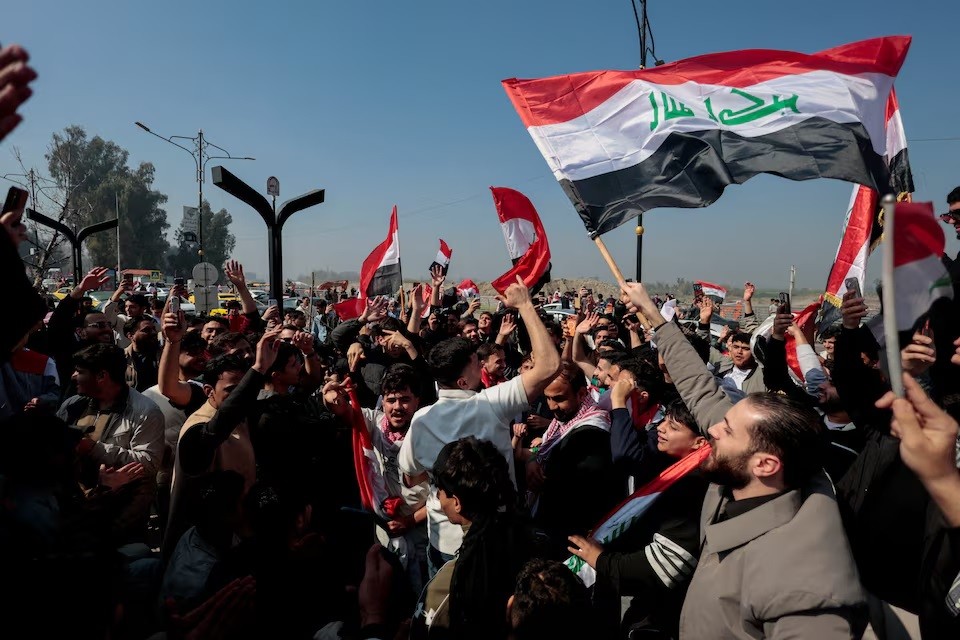 عراقيون يحتفلون في شوارع الموصل بعد فوز منتخبهم على بوليفيا في الملحق الفاصل بين الاتحادات ليتأهل إلى كأس العالم لكرة القدم يوم الأربعاء. رويترز