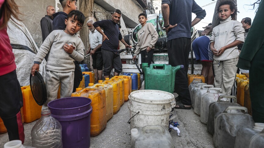 من الكفيفة شيماء إلى الطفل عبدالله.. معاناة البحث عن قطرة مياه في غزة