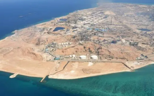 لماذا يراقب العالم جزيرة خارج الإيرانية بالدقيقة والثانية؟