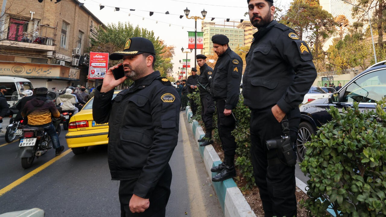 الشرطة الإيرانية: اعتقال 100 شخص من العناصر المرتبطة بجماعات إرهابية