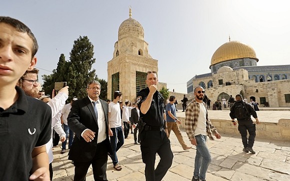 بن غفير يقتحم الأقصى: كيف يعيد الاحتلال رسم واقع جديد وفرض التقسيم؟