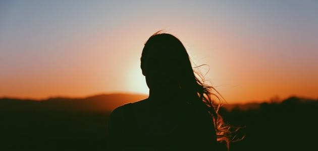 آلاء عبد الحي جبار تكتب: "بورصة النخاسة" في سوق الزواج..  حين تُباع العفّة بـ (٥٠٠ ألف) لـ "دلالة العرائس"