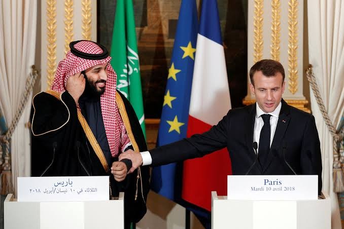 ولي العهد السعودي يبحث مع ماكرون تهديدات الملاحة وتداعيات وقف إطلاق النار
