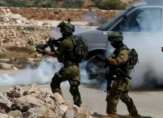 قوات الاحتلال تعتقل 4 فلسطينيين بينهم طفل بعد التنكيل بهم في بلدة بيت فجار