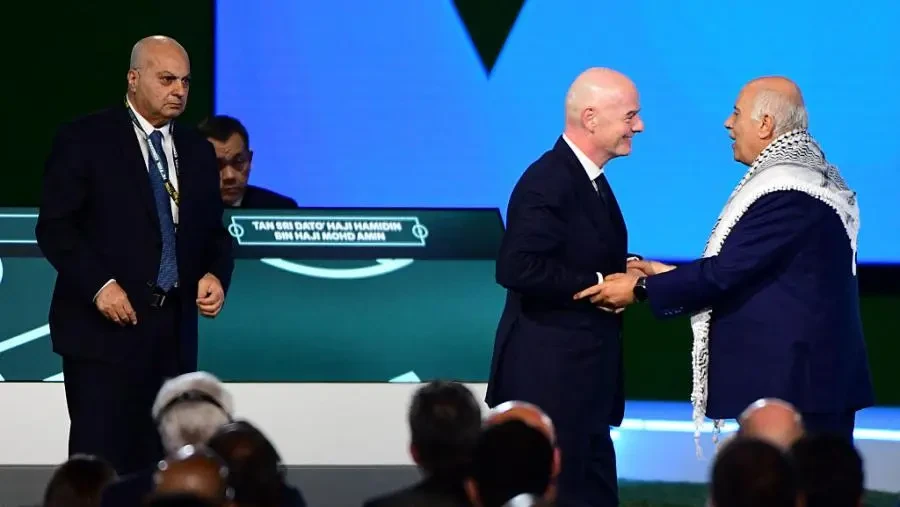 مشهد النفاق يفضح إنفانتينو:  الرجوب يعري ازدواجية "فيفا" ويرفض مصافحة الاحتلال