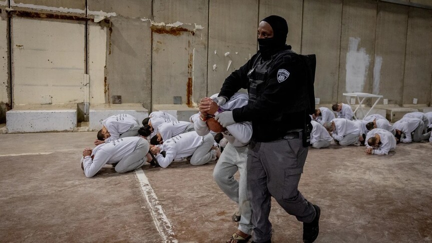 كيف تحولت السجون الإسرائيلية إلى مسرح لجرائم الحرب ضد الفلسطينيين؟