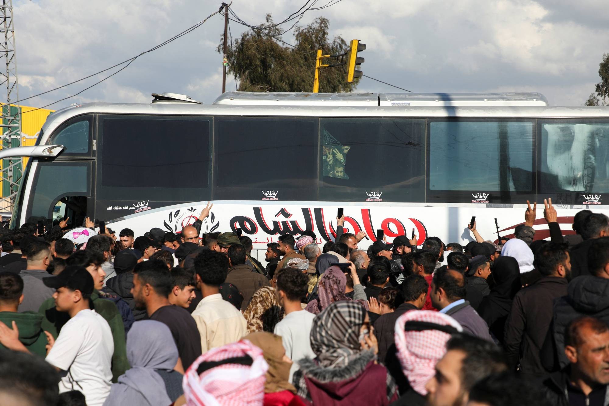 تجمُّع أهالي المعتقلين لدى «قسد» بعد إطلاق سراحهم بموجب اتفاق مع الحكومة السورية - الحسكة - 11 أبريل 2026 (رويترز).jpeg
