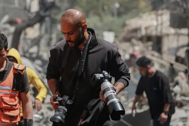 بعدسته فضح إبادة غزة.. المصور ساهر الغرة فلسطيني يفوز ببوليتزر 2026