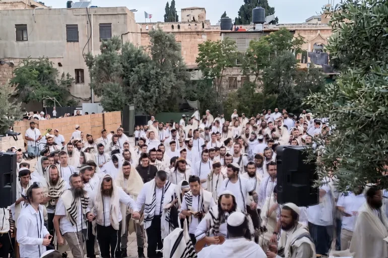 فيديو| متطرفون يقيمون حفلا استفزازيا بالمسجد الأقصى.. وقيود على الصلاة