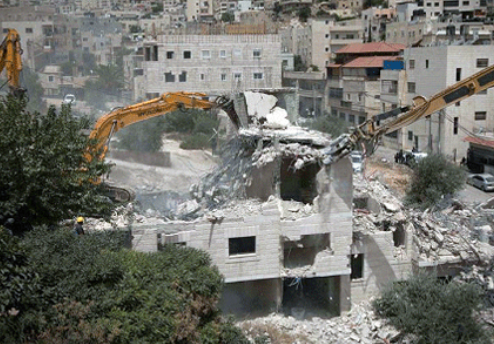 سياسة الهدم الذاتي بالقدس: كيف يجبر الاحتلال المقدسيين على تدمير منازلهم بأيديهم؟