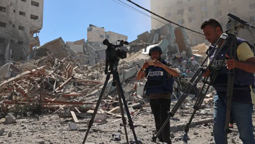 غياب خلف القضبان: لغز اختفاء الصحفيين الفلسطينيين في غزة وتحذيرات من "تصفية ممنهجة"