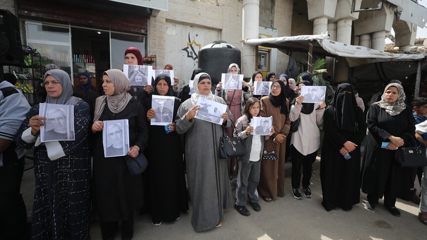 رغم الإبادة.. وقفة بغزة تضامنا مع الأسرى الفلسطينيين بسجون الاحتلال