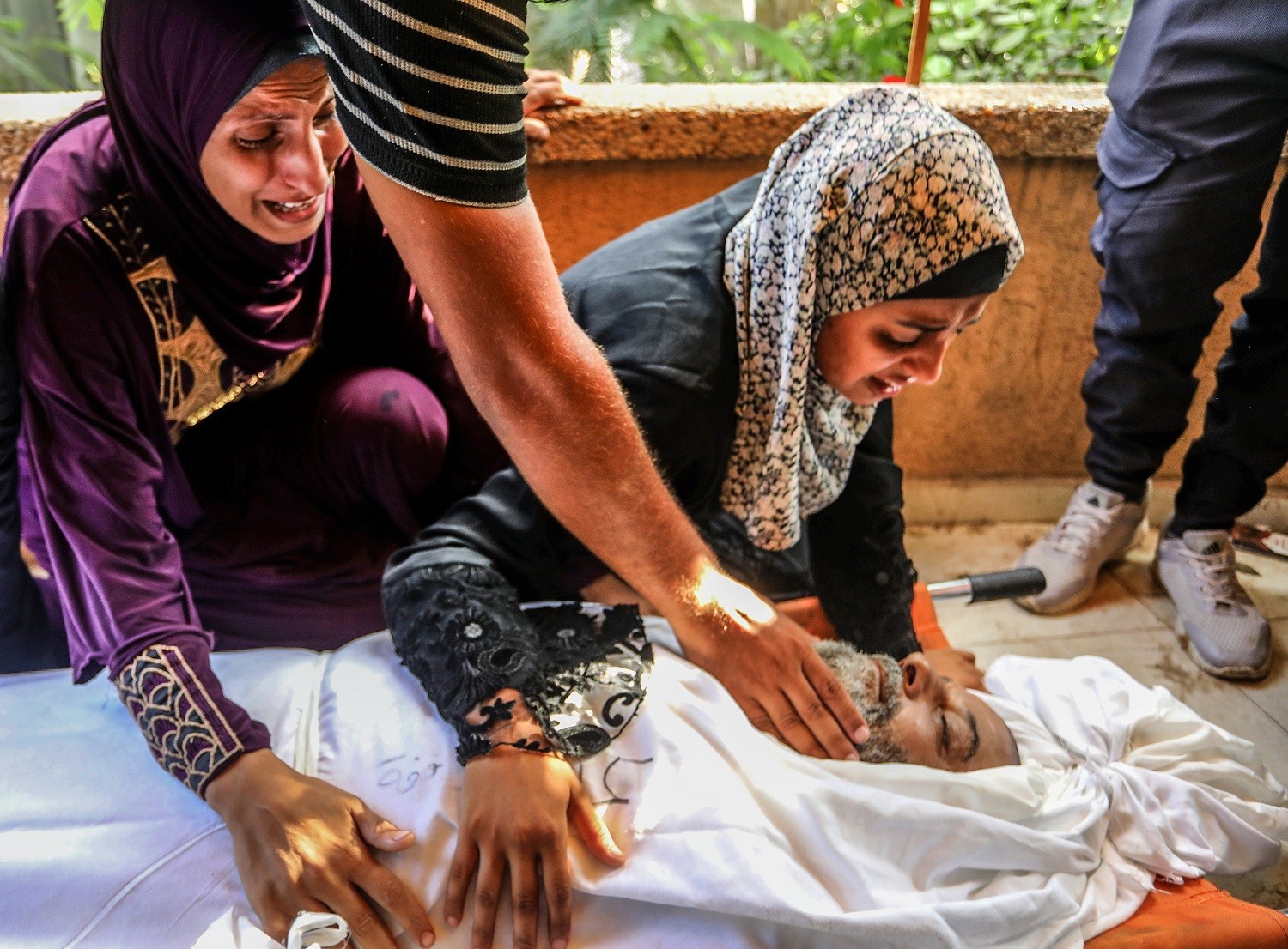 شهيدان و40 مصابا في غزة خلال 24 ساعة.. و932 شهيدا منذ وقف إطلاق النار