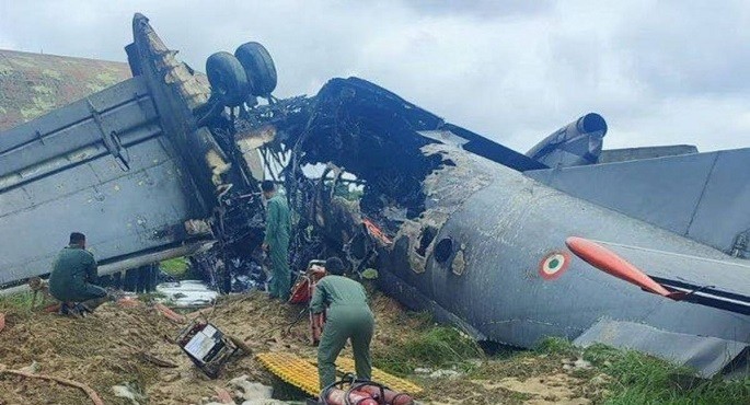 مصرع 5 جنود في تحطم طائرة نقل عسكرية شمال الهند