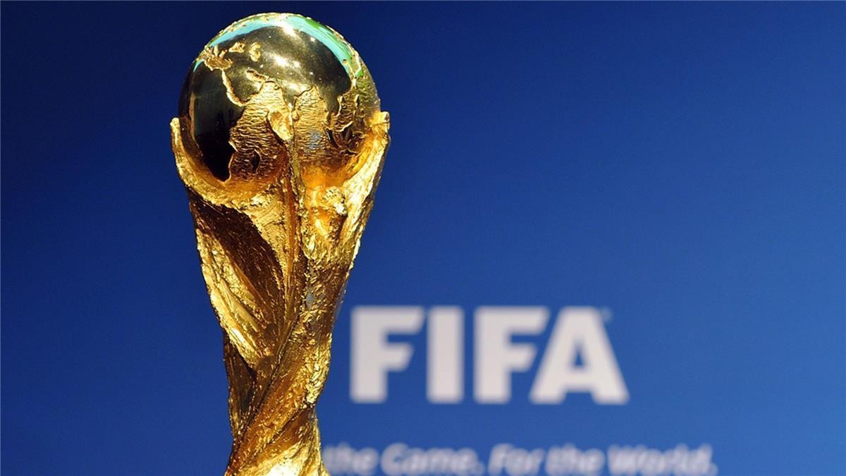 قبل المونديال بأيام.. فيفا يفرض قيودًا جديدة على الجماهير داخل الملاعب