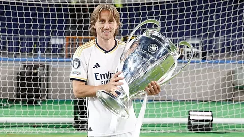 مودريتش يمدد عقده مع ميلان حتى عام 2027