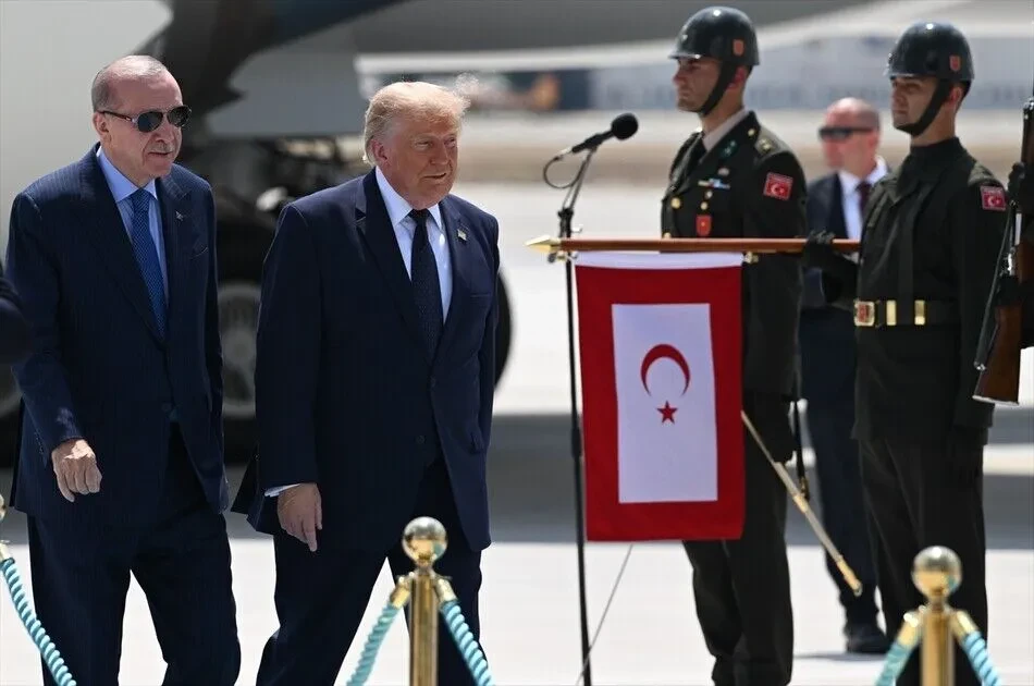يزور تركيا للمشاركة بقمة الناتو.. أردوغان يستقبل ترامب بمطار أنقرة (صور)