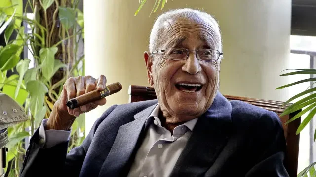 إبراهيم أبو عواد يكتب: صناعة المصطلحات السياسية بين محمد حسنين هيكل وعبد الباري عطوان